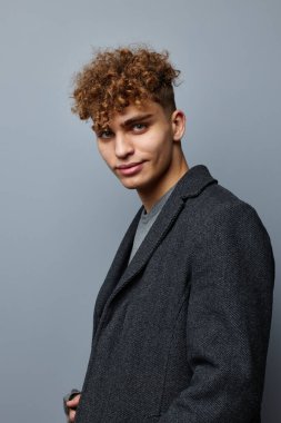 Zarif adam zarif stil kendine güven moda izole arka plan