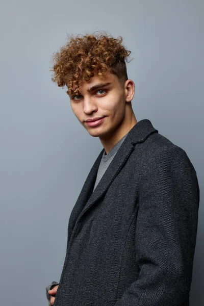 Zarif adam zarif stil kendine güven moda izole arka plan