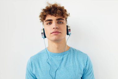 Kulaklık takan çekici bir adam. Duyguları izole edilmiş.