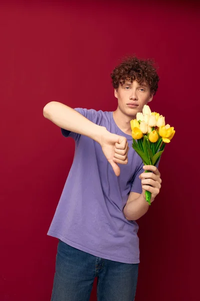 Kinky guy rood haar in casual slijtage boeket van bloemen cadeau rood achtergrond ongewijzigd — Stockfoto