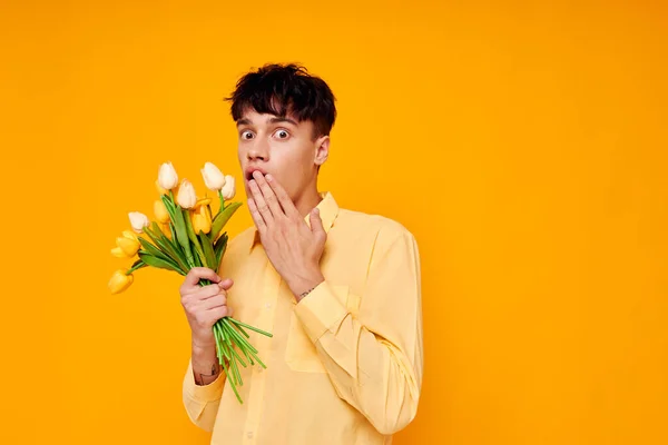 ハンサムな男黄色の眼鏡で花の花束を隔離された背景変更なし — ストック写真