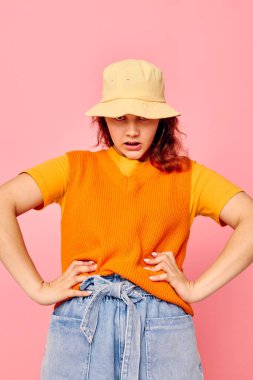 Sarı şapkalı neşeli kadın duygularını dışa vuruyor. Geçmişi değiştirilmemiş.