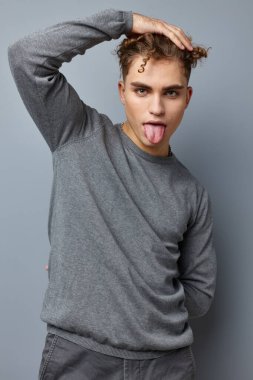 Çekici bir adam şık giyiniyor. Model izole edilmiş arka plan.