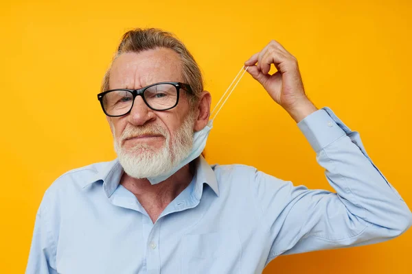 Anciano con gafas de seguridad máscara médica posando fondo aislado — Foto de Stock