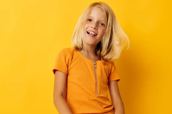 Retrato de una niña rubia pelo liso posando sonrisa divertido aislado fondo inalterado — Foto de Stock