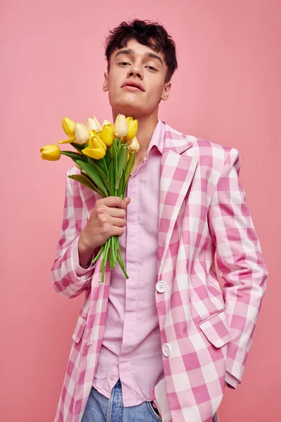 I en rosa rutig jacka en bukett blommor romantik — Stockfoto