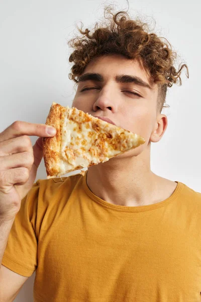 Красивый молодой человек пицца закуски фаст-фуд стиль жизни неизменным — стоковое фото