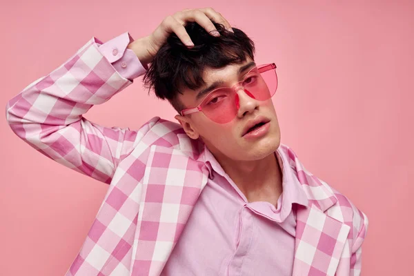 Retrato de un joven hombre de color rosa chaqueta a cuadros de moda de estilo moderno Estilo de vida inalterado — Foto de Stock
