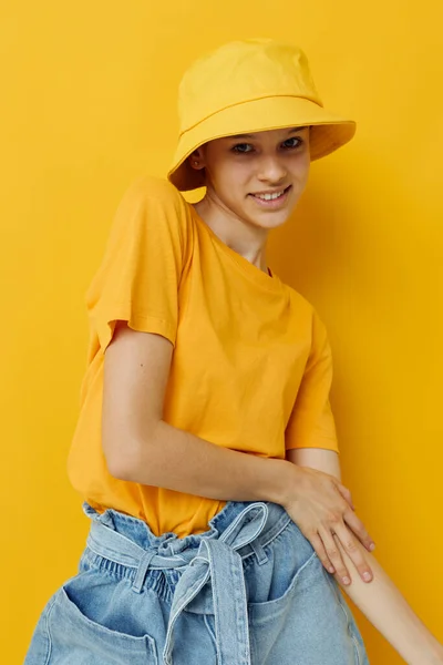 Otimismo jovem moda feminina em amarelo t-shirt posando moda no panamá Estilo de vida inalterado — Fotografia de Stock