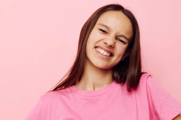 Φωτογραφία όμορφη γυναίκα σε ένα ροζ t-shirt casual ρούχα Lifestyle αμετάβλητη — Φωτογραφία Αρχείου