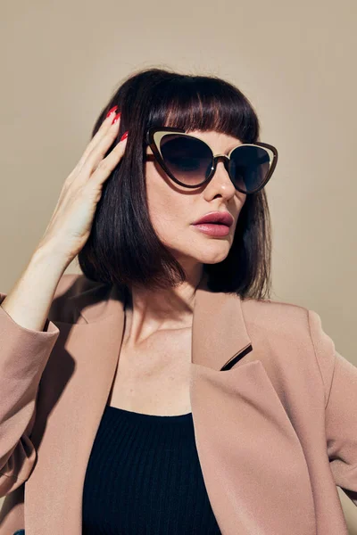 Mujer atractiva en gafas de sol traje de pelo corto gesto con las manos Estilo de vida inalterado — Foto de Stock
