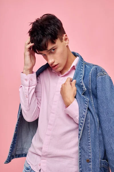 Bastante hombre confianza en sí mismo ropa de moda estudio rosa fondo inalterado —  Fotos de Stock