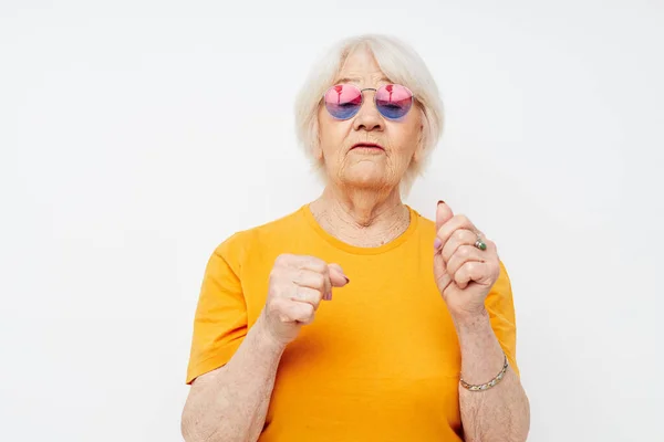 ファッショナブルなメガネの手のジェスチャーで笑顔高齢者の女性が閉じる感情 — ストック写真