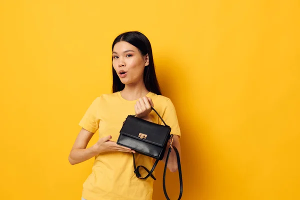 Mulher em camisetas amarelas moda posando feminino acessório amarelo fundo inalterado — Fotografia de Stock