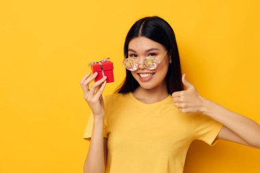 Elmas gözlük takan küçük hediye kutusu değiştirilmemiş arka plan.