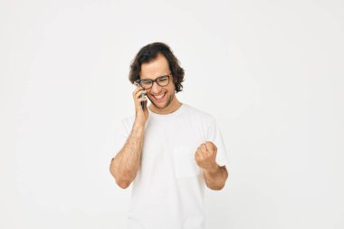 Neşeli adam telefon iletişimi el hareketi yaşam tarzı değiştirilmemiş