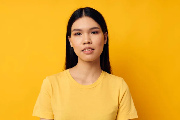 Красива азіатська жінка в жовтій футболці монохромне фото — стокове фото