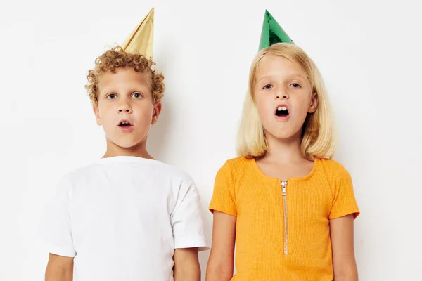 Dvě radostné děti s čepicemi na hlavě dovolená zábavní životní styl beze změny — Stock fotografie