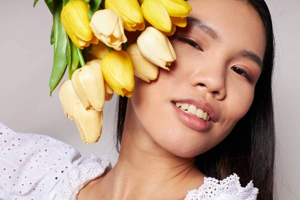 花の花束を持つ女性の笑顔クローズアップ隔離された背景変更なし — ストック写真