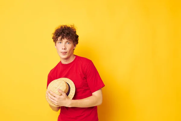 Lindo pelirrojo chico emociones rojo camiseta sombrero estudio amarillo fondo inalterado — Foto de Stock