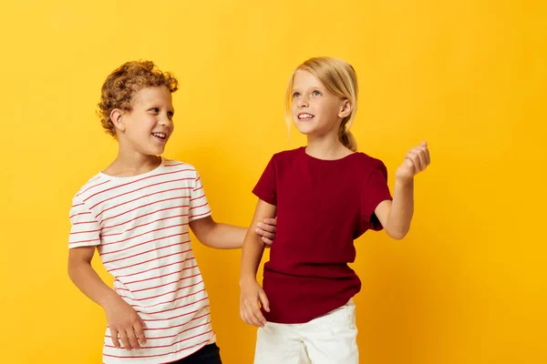 积极的男孩和女孩拥抱时尚童年娱乐的画面孤立的背景 — 图库照片