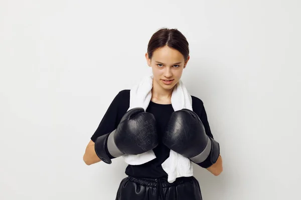 Joven hermosa mujer con toalla de boxeo guantes negros posando deportes aislado fondo — Foto de Stock