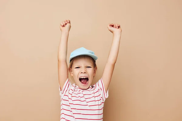 Klein meisje in blauw caps gestreepte t-shirt emoties Lifestyle ongewijzigd — Stockfoto