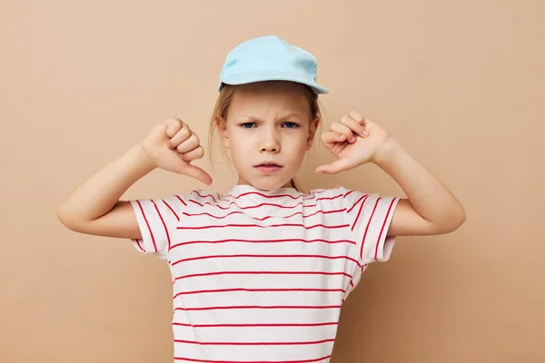 Klein meisje in blauw caps gestreepte t-shirt emoties Lifestyle ongewijzigd — Stockfoto