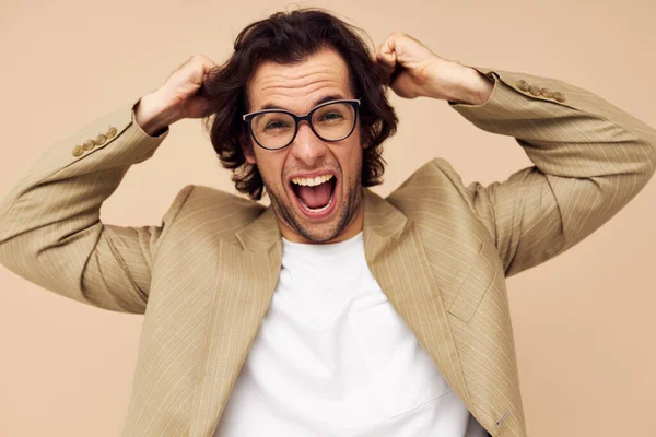 Muž v obleku pózovat emoce nosit brýle izolované pozadí — Stock fotografie