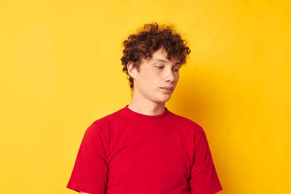 Tipo con pelo rizado rojo estilo verano moda posando fondo amarillo inalterado — Foto de Stock