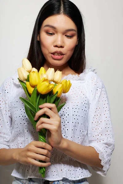 Okouzlující mladá asijská žena s kyticí květin úsměv close-up Životní styl beze změny — Stock fotografie