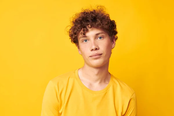 可愛い赤髪の男黄色のtシャツファッション手ジェスチャー黄色の背景変更なし — ストック写真