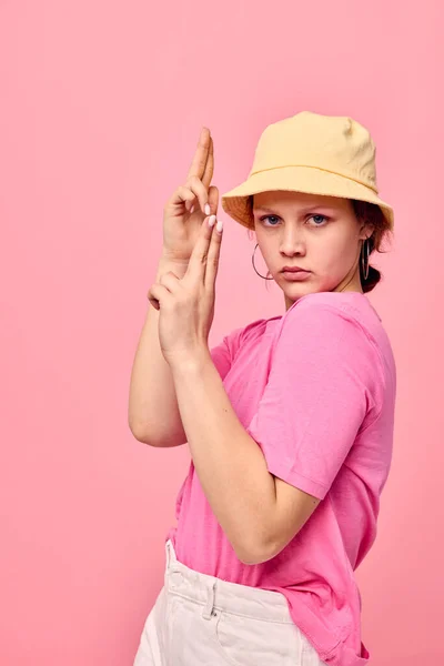 年轻女子的肖像年轻女子的服装呈现现代风格粉红背景 — 图库照片