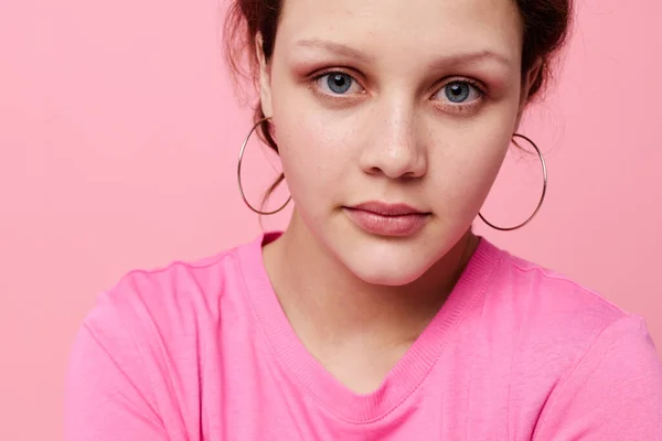 Ελκυστική νεαρή γυναίκα μόδα ροζ t-shirt διακόσμηση θέτοντας Lifestyle αμετάβλητη — Φωτογραφία Αρχείου