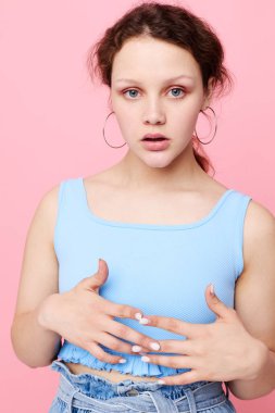 Komik kız yakın plan duygularını bozuyor. Küpeler izole edilmiş arka planlar oluşturuyor. Değiştirilmemiş.