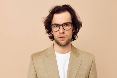 Duygularını gizleyen takım elbiseli yakışıklı bir adam.