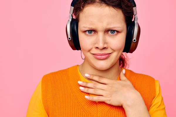 Πορτρέτο μιας νεαρής γυναίκας ακούγοντας μουσική με ακουστικά πορτοκαλί πουλόβερ συναισθήματα διασκέδαση απομονωμένα υπόβαθρα αμετάβλητη — Φωτογραφία Αρχείου