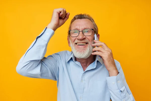Senior hombre de pelo gris hablando por teléfono emociones aisladas de fondo —  Fotos de Stock