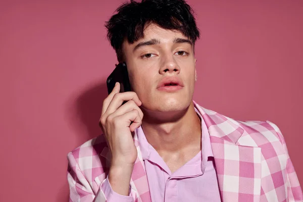 一个年轻男子自信的粉色格子花夹克时尚装扮孤立的背景不变 — 图库照片