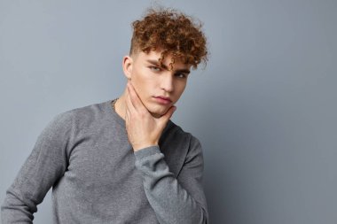 Çekici bir adam şık giyiniyor. Model izole edilmiş arka plan.