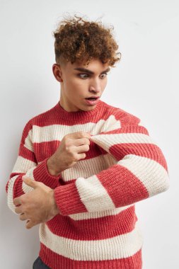 Çekici erkek el hareketi. Eğlenceli ışık arka planı.