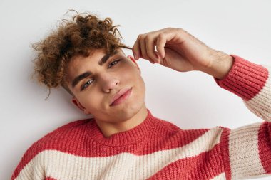 Yakışıklı genç adam el hareketi eğlenceli ışık arka planı