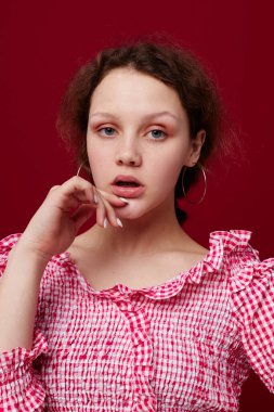 Pembe gömlekli kadın duygularıyla el kol hareketi yapıyor.