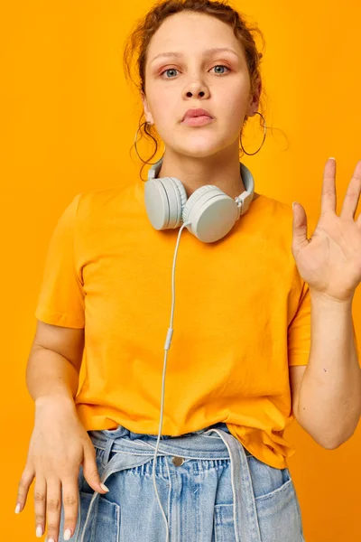 Πορτρέτο μιας νεαρής γυναίκας ακουστικά καλοκαιρινού στυλ χορεύουν απομονωμένα υπόβαθρα αμετάβλητη — Φωτογραφία Αρχείου