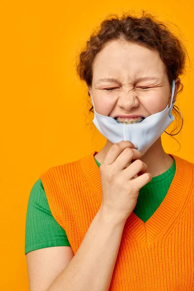 Divertente ragazza in una t-shirt gialla protezione maschera medica Stile di vita inalterato — Foto Stock