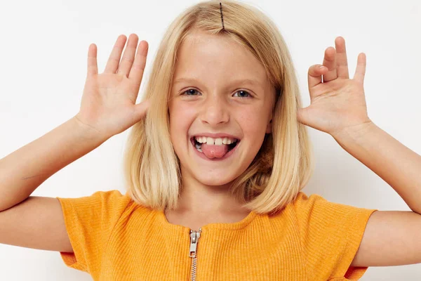 Lány szőke haj gesztus kezek pózol közelről — Stock Fotó