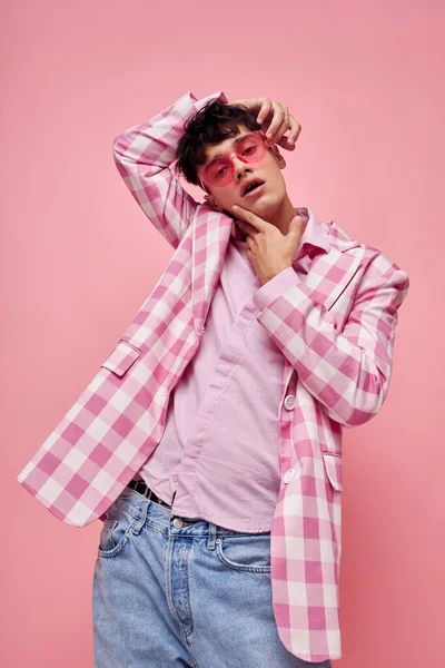 Csinos férfi divatos rózsaszín napszemüveg kabát pózol elszigetelt háttér változatlan — Stock Fotó