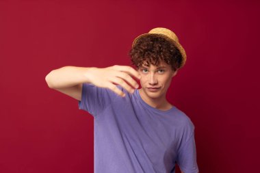 Gündelik giyinen kızıl saçlı genç bir adam Gençlik Stüdyosu Kırmızı arka planı değiştirilmemiş