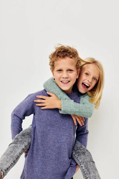 Мальчик и девочка обнимаются развлекательно, представляя дружбу детство неизменным — стоковое фото