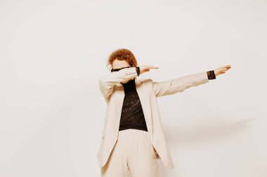 Güzel bir kadın. Klasik takım elbiseli. Güneş gözlüklü.